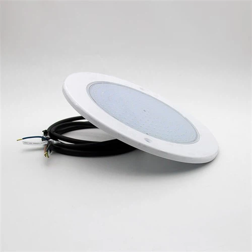 জল পুল আলো অধীনে